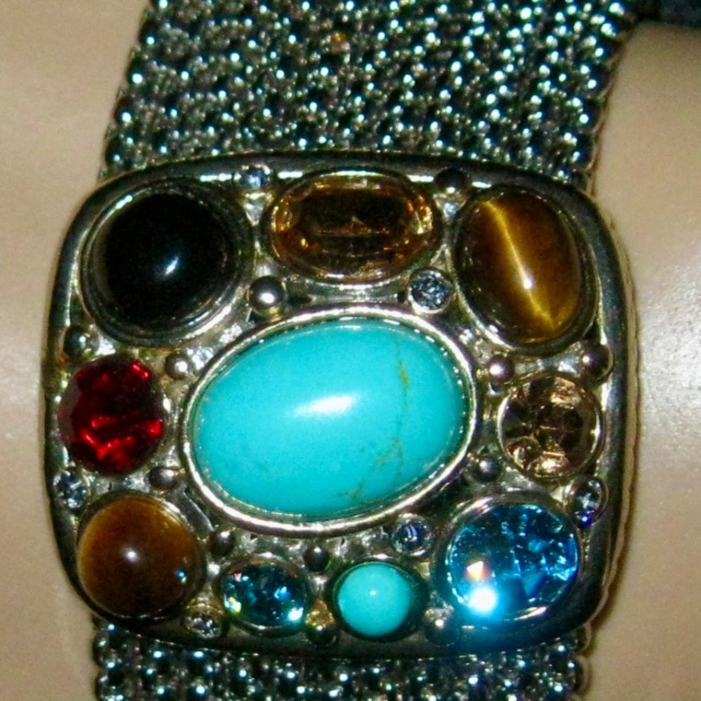STUNNING VINTAGE MAGNETIC BRACELET W/BEAUTIFUL STONES IN CENTER SILVER TONE